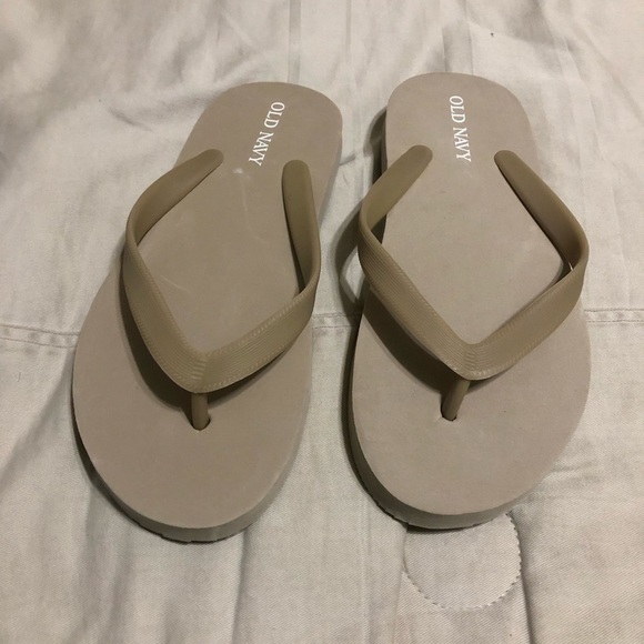 Old Navy Tan flip flops Sandals NWOT size 7/8 - Picture 3 of 6